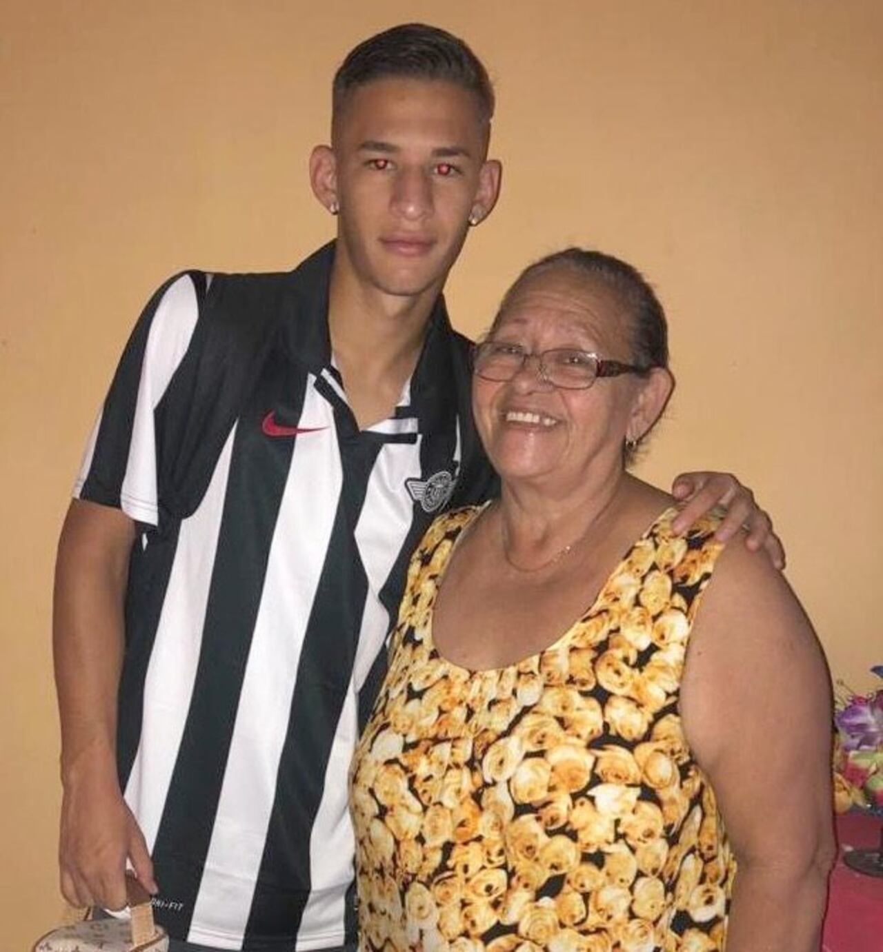 Junto a su abuela.