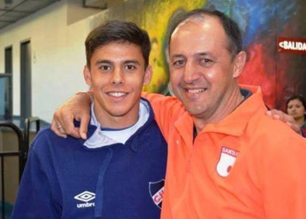 Acá el profe Javier con su hijo futbolista.