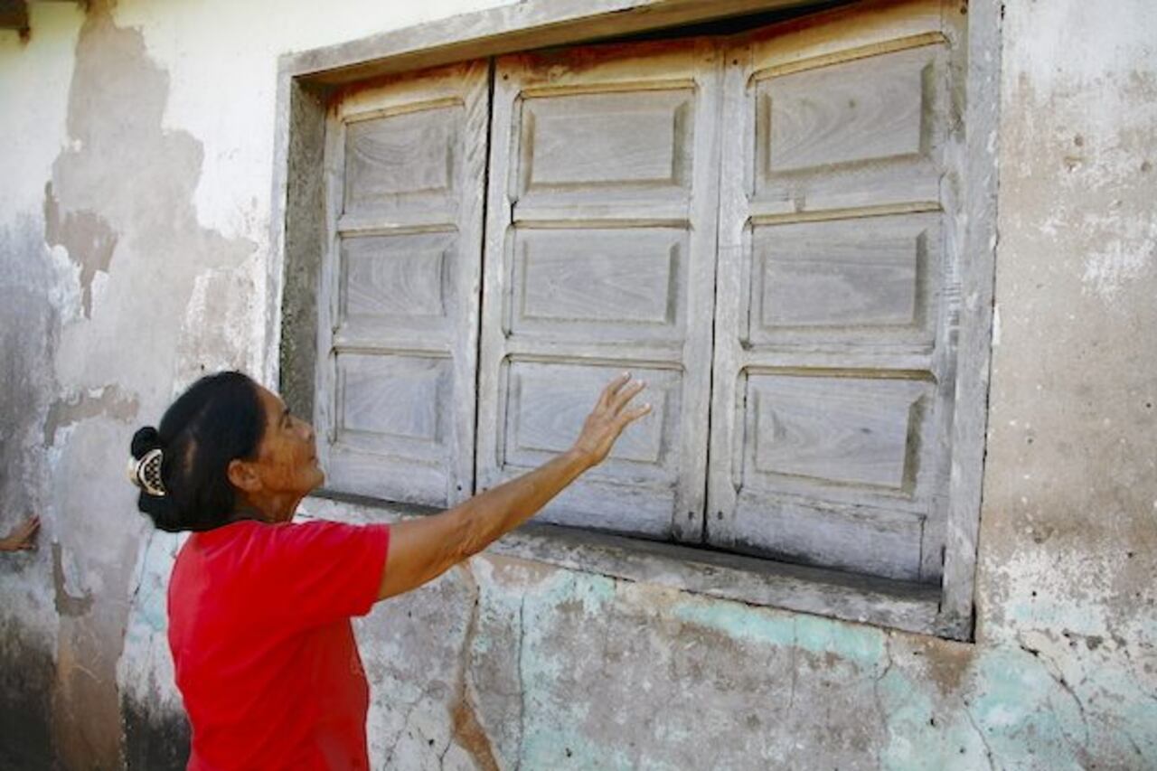 ASUSTADA. Doña Petrona muestra cómo quedó su ventana tras el ataque del “extraño ser”.