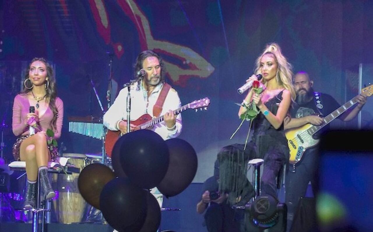 Marco Antonio Solís cantó con sus bendiciones Allison y Marla que fueron piropeadas.
