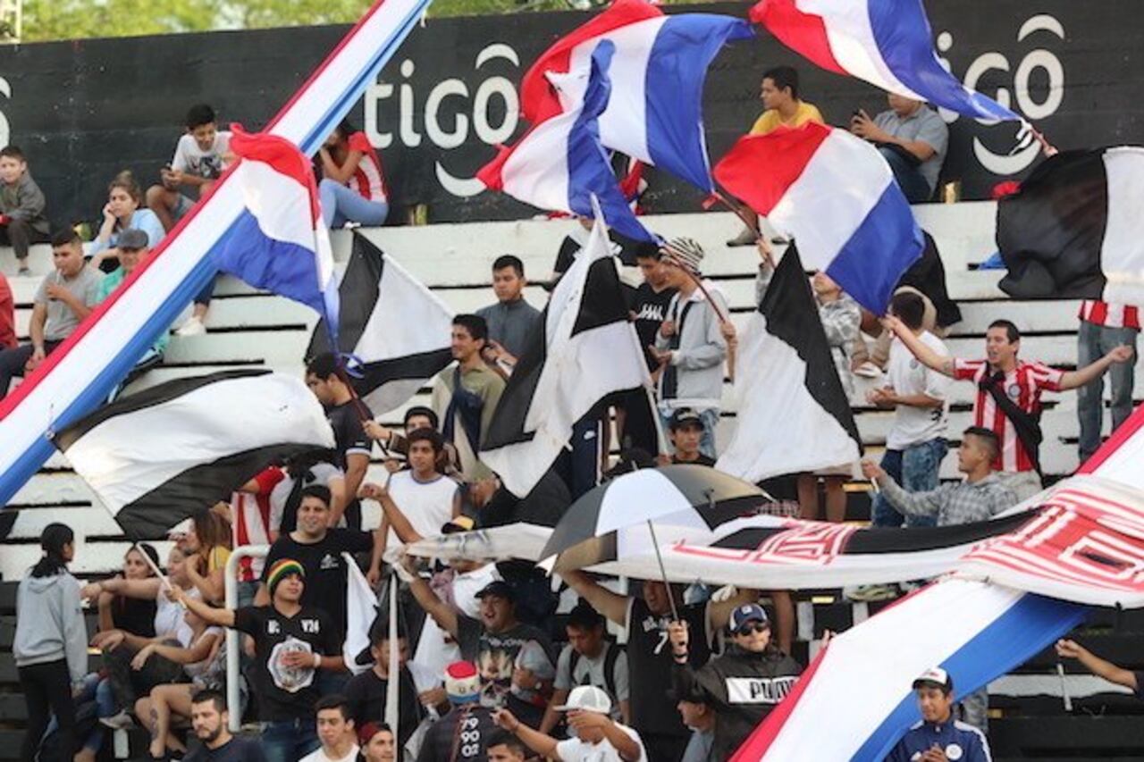 HINCHADA. Parte de la barra de Olimpia estuvo alentando a los jugadores desde el Sur.