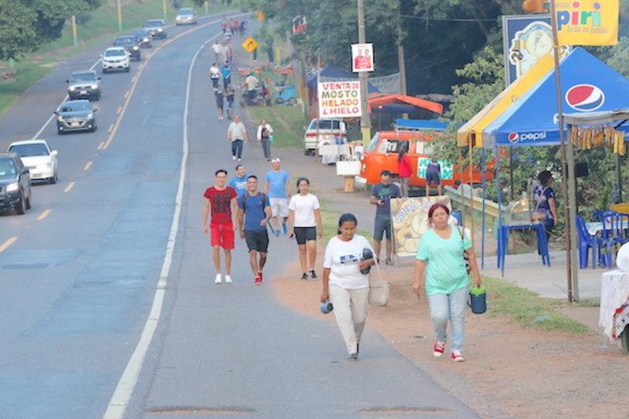 DESPACITO. Con mate, tereré, mochila al hombro la gente hace la caminata rumbo al santuario sobre el costado de la ruta, sin prisa pero sin pausa.