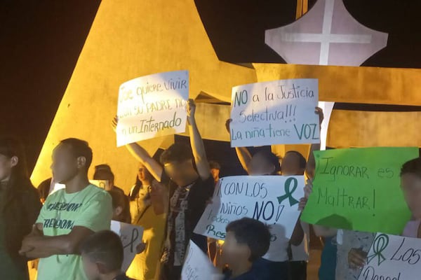 Se manifiestan pidiendo que una niña pueda vivir con su padre