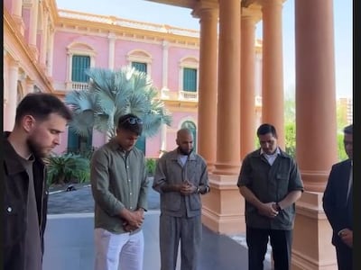Dani Alves ya está en Paraguay en su faceta de pastor