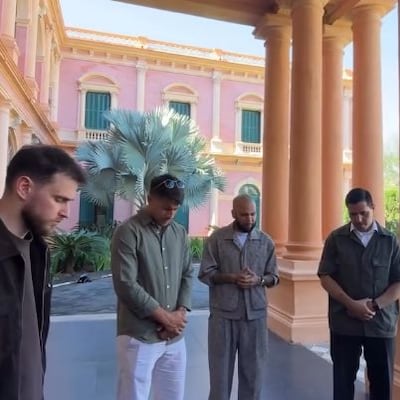 Dani Alves ya está en Paraguay en su faceta de pastor