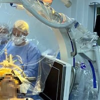 En IPS colocan un chip cerebral a paciente con Parkinson