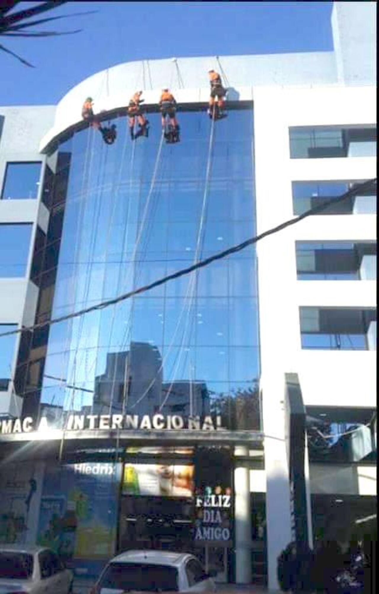 Con cuerdas, cables y otros tipos de dispositivos quedan suspendidos en el aire.