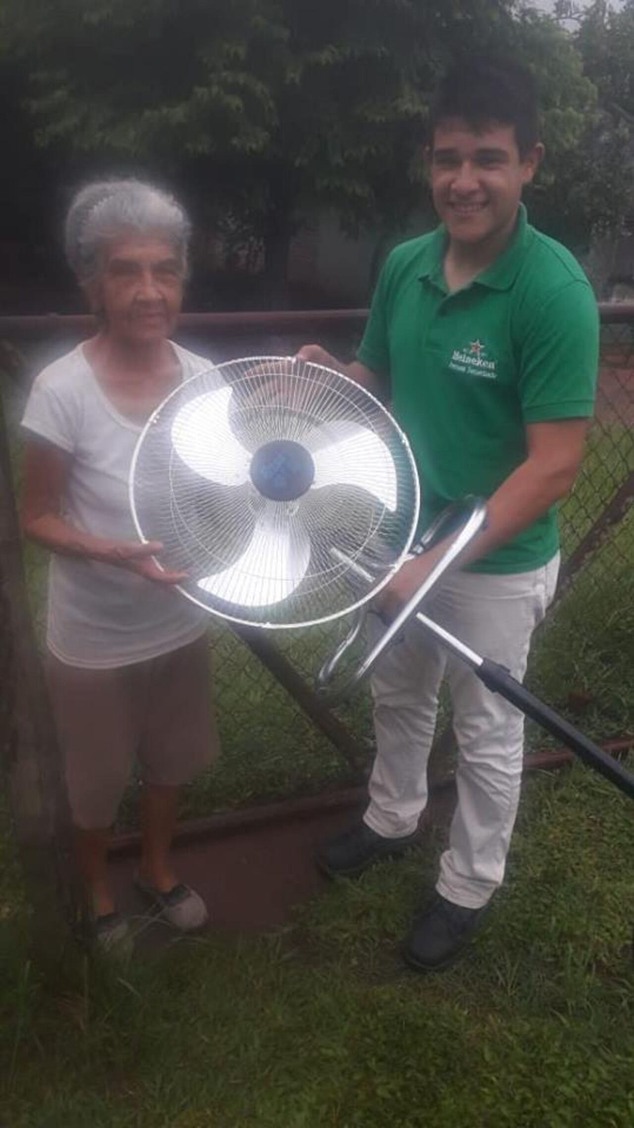 Los hermanos abuelitos recibieron varios regalos.