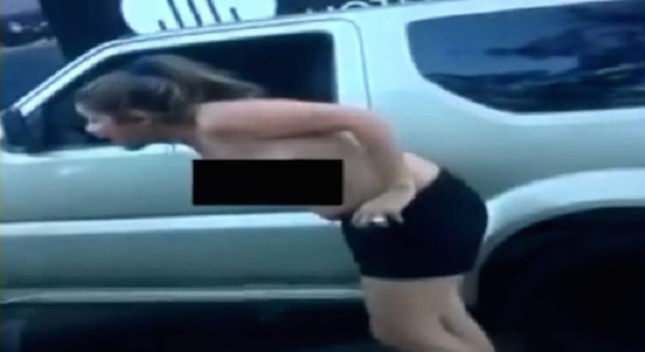 RECUERDO. En ese recordado video en donde la mujer se enojó porque le iban a llevar su auto por manejar tatáre y se terminó desnudando.