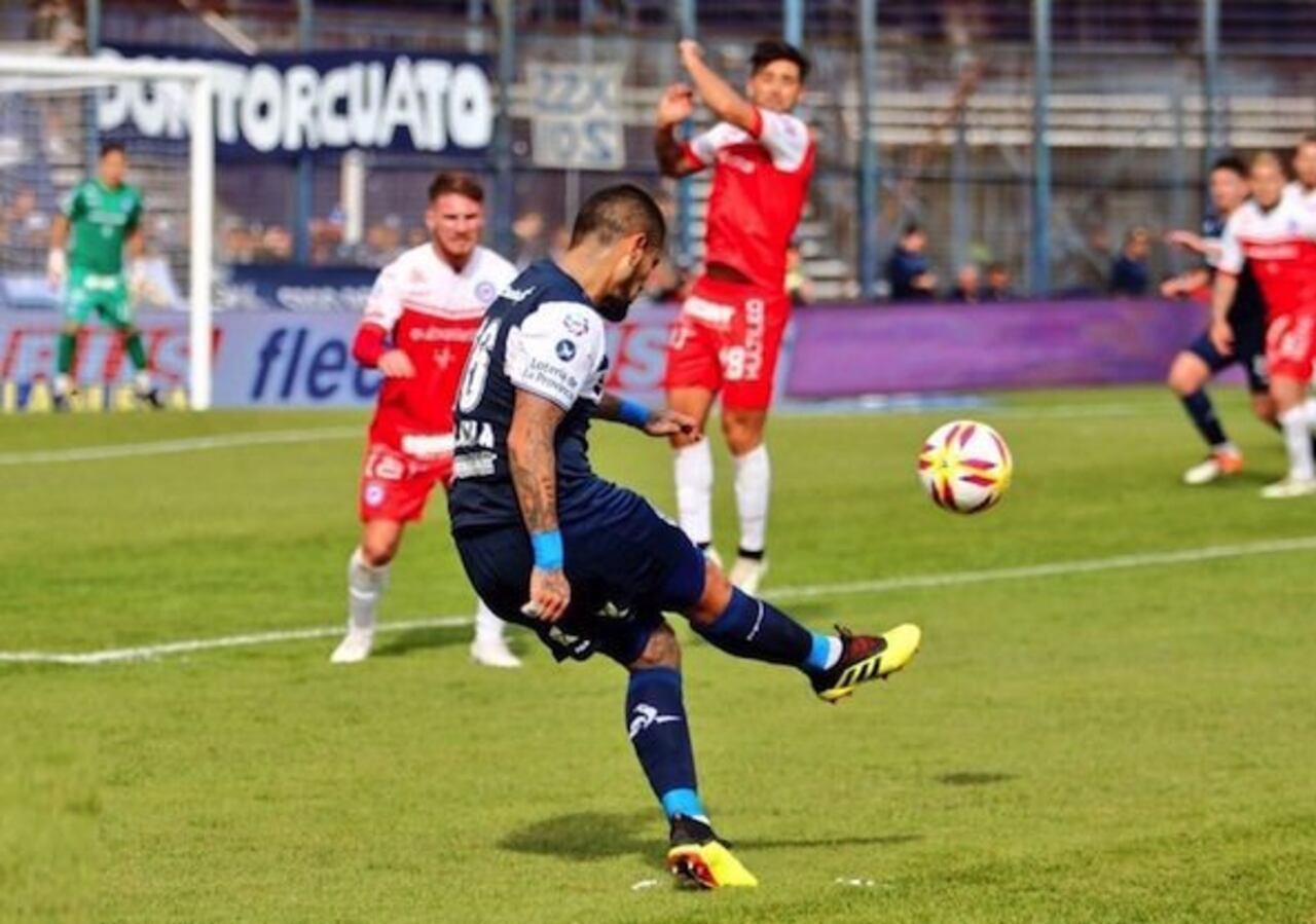 VÍCTOR AYALA. Volvió para vestir la casaca de Gimnasia, que en el arranque derrotó a Argentinos Juniors.
