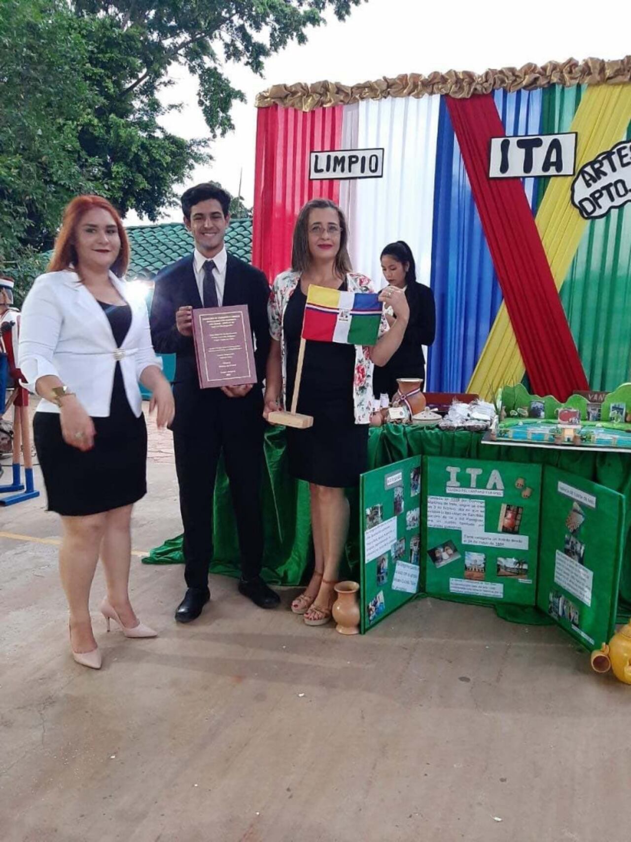 Doña Ana presentando un proyecto en su colegio con sus compañeros.