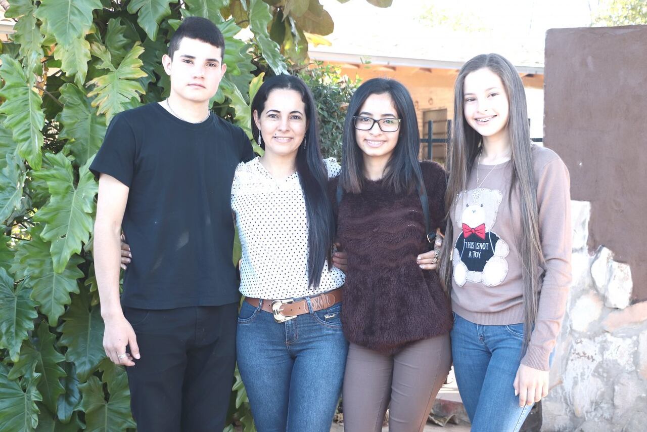 Posando con sus hijos.