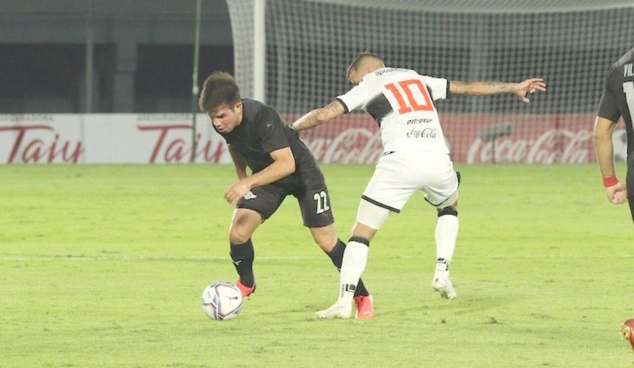 Hugo Martínez y Derlis González, una pulseada que se dio a lo largo del partido.