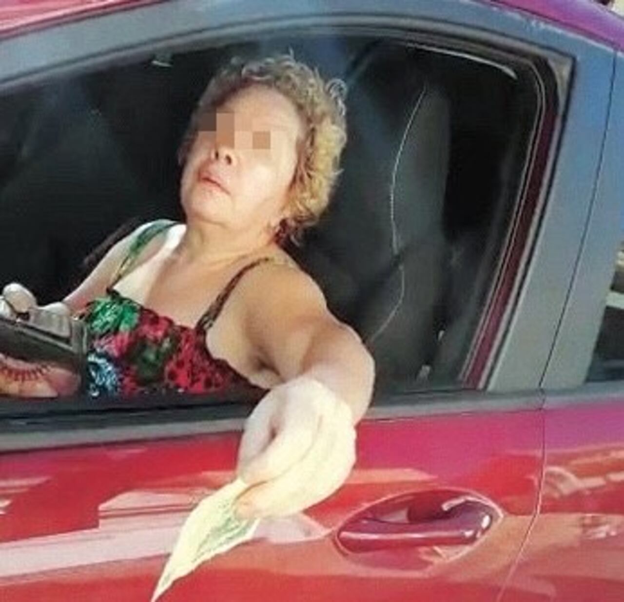 La señora sacó un 100 mil y le ofreció a la agente.