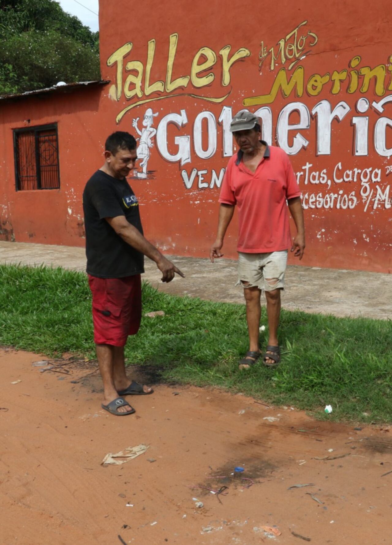 Don Anastasio y don Alberto muestran el sitio donde encontraron las cruces.