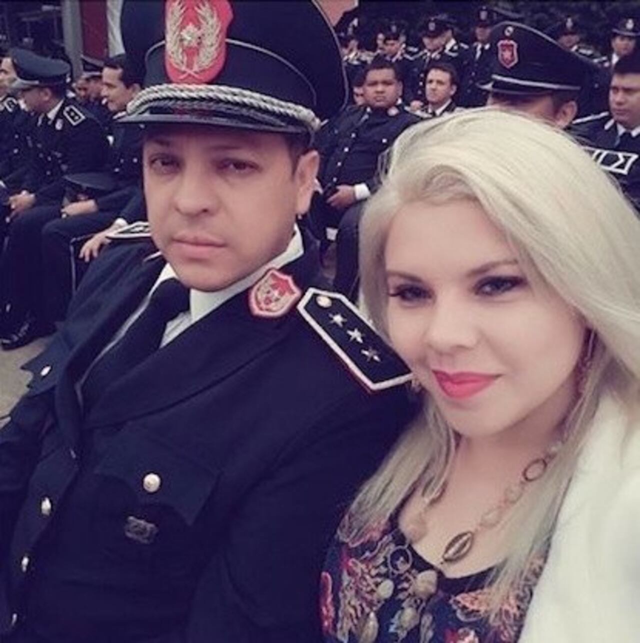 CASADOS. El volái y la mujer estaban casados. El policía estaba de vacaciones.