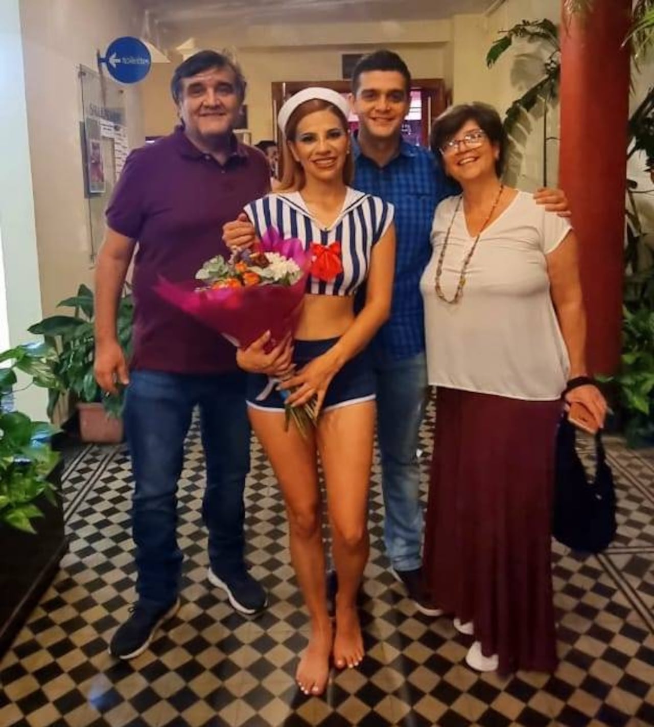 La periodista, junto a su marido, el también periodista Enrique Davalos, y su familia. (FOTO: Gentileza)