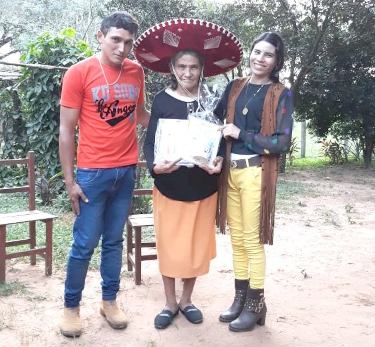Andrea y su hermano Francisco posan junto a su mamá doña Aida Acuña.