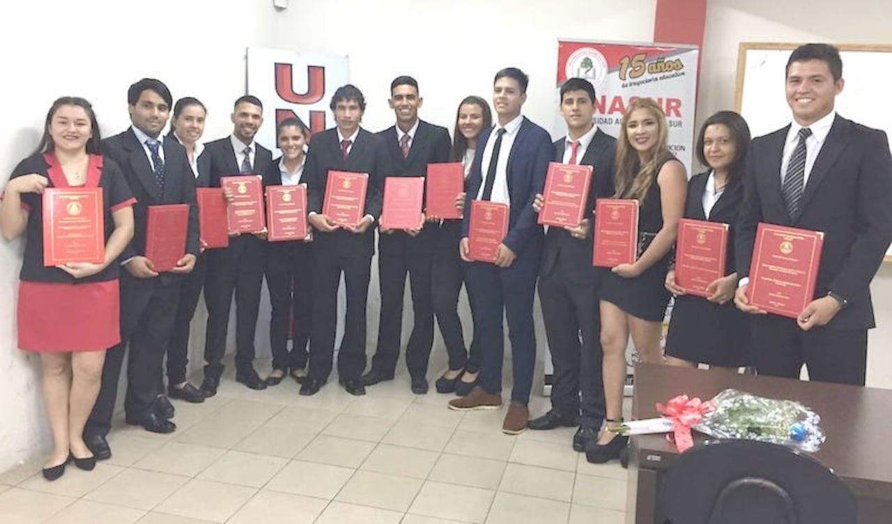 Momento soñado para todo estudiante universitario, la oportunidad de defender la tesis. Aquí, Silvio posa con sus compañeros de promoción.