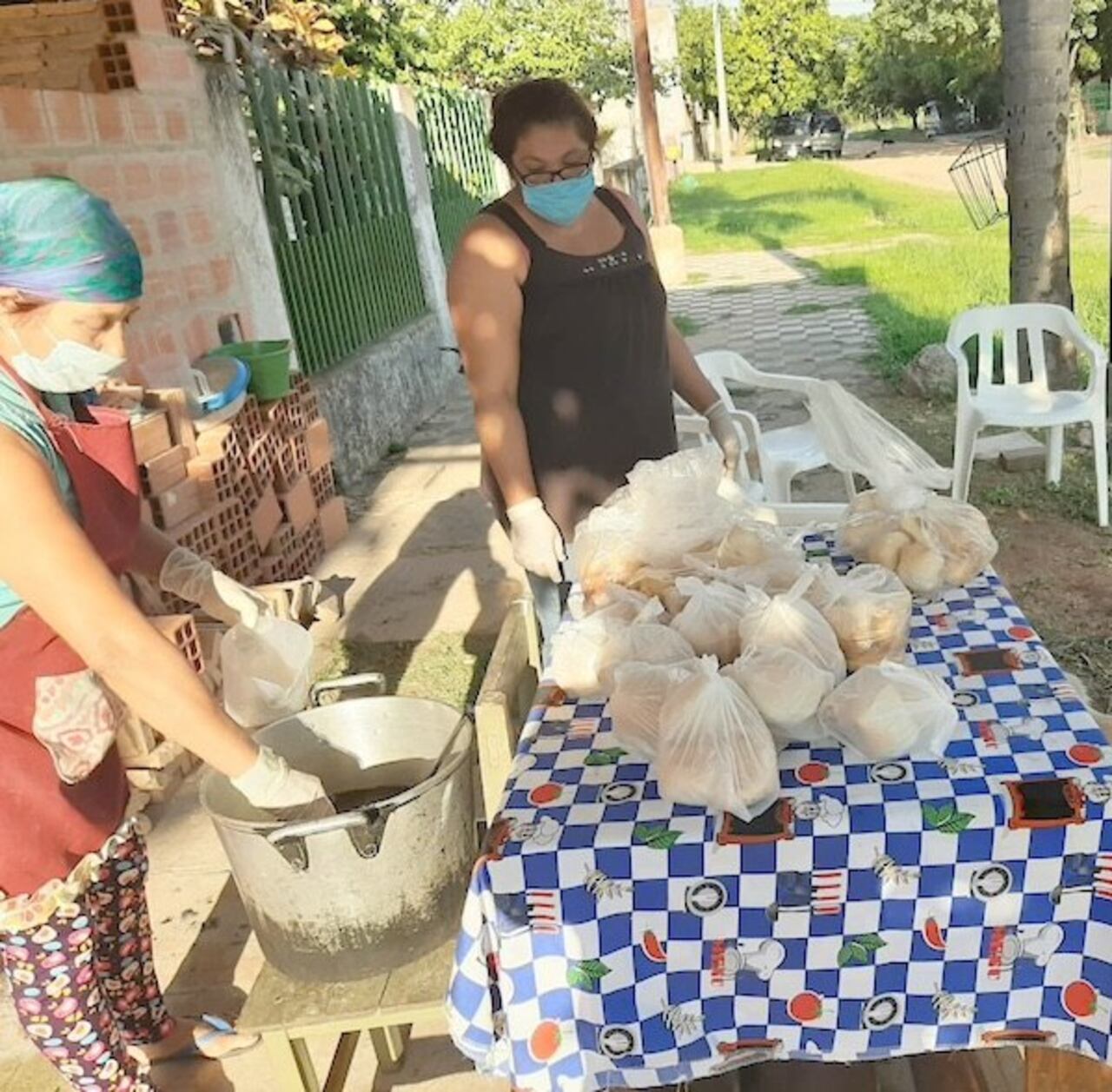 Las ollas populares se hacen gracias a donaciones y con eso salvan el vare’a cerca de 100 personas.