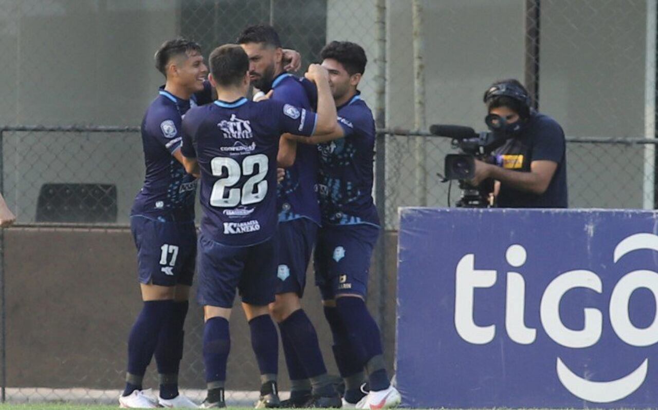Santiago Salcedo, delantero.