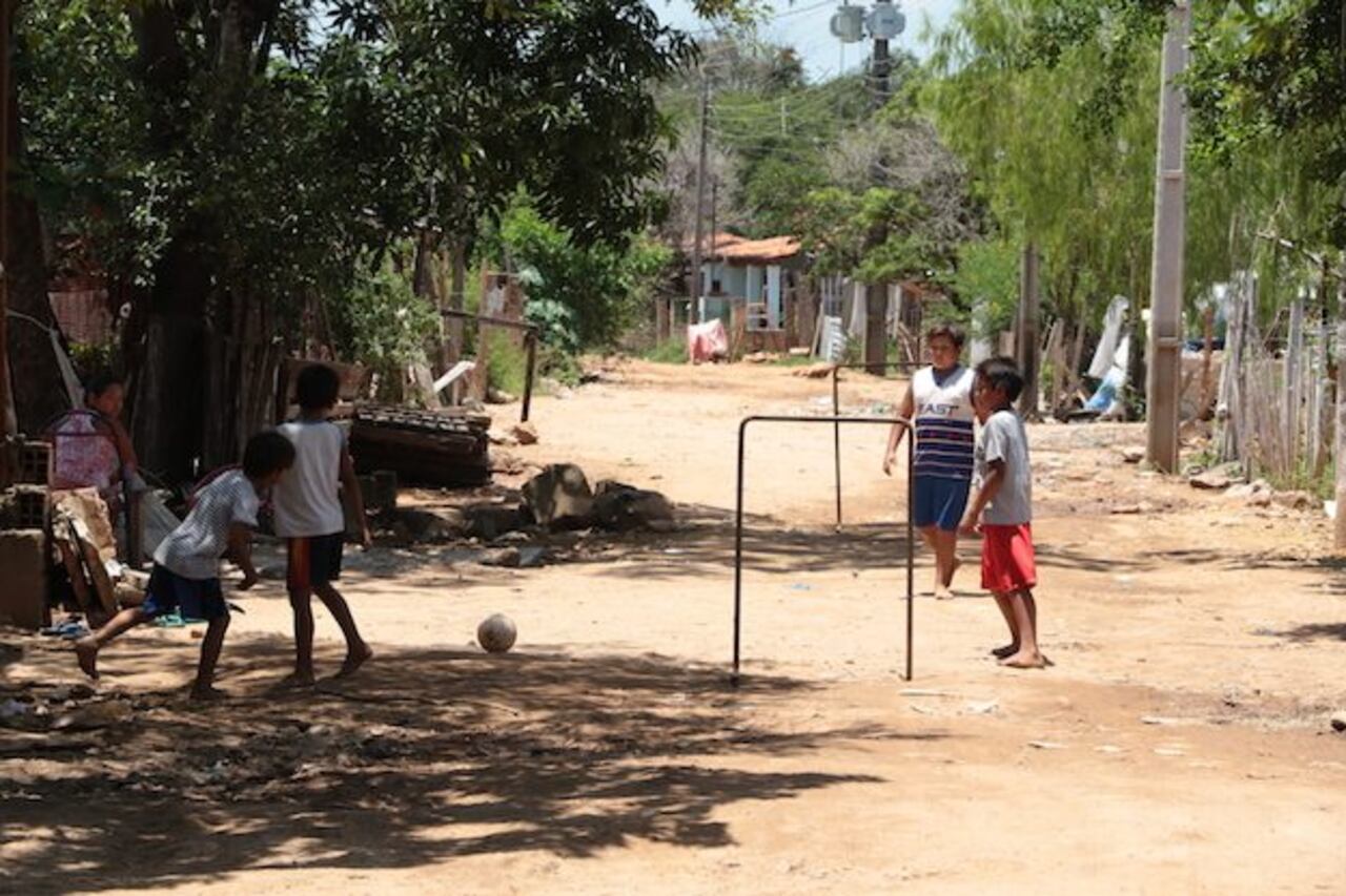 IMPROVISARON. al fútbol en una canchita improvisada.
