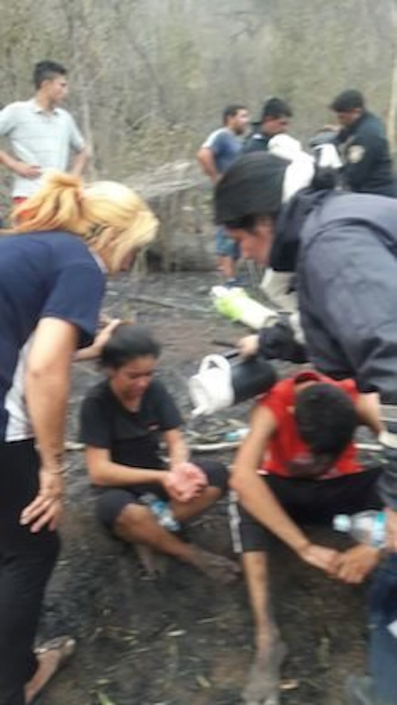 DESESPERANTE. Los aventureros casi se asfixiaron con el humo.