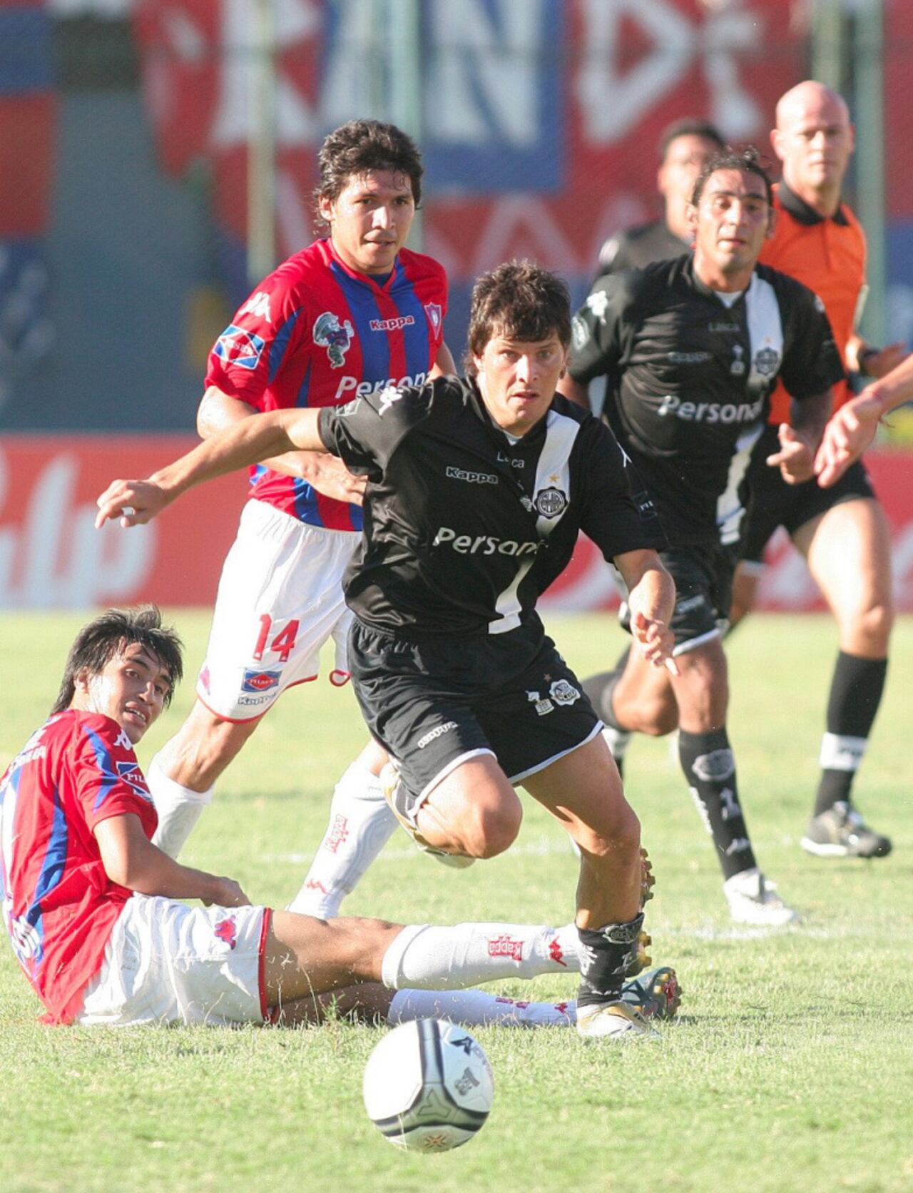 Pautasso en acción durante el clásico en el que salió lesionado.