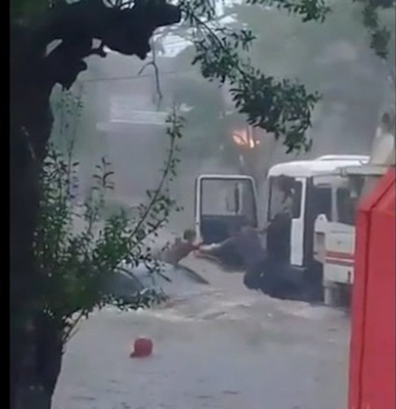 Momento en que el hombre valécho arriesga su vida para salvar a una mujer.