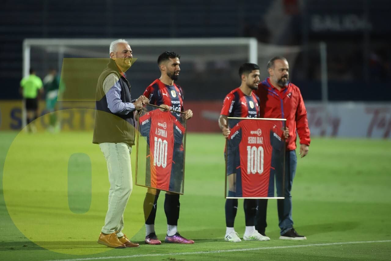 Imagen de los homenajeados y los dirigentes Juan José Zapag y Ariel Martínez. FOTO JORGE JARA