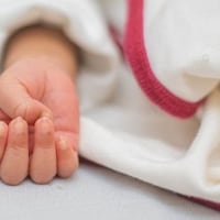 Bebé murió mientras dormía