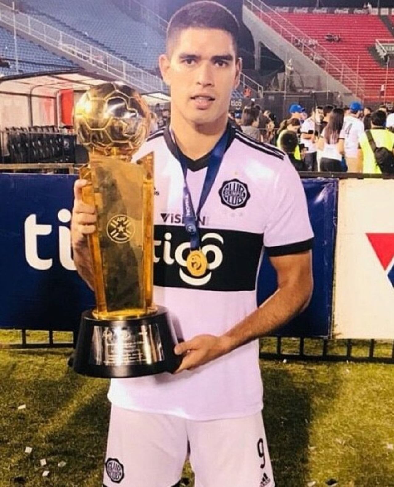 Brian Montenegro sostiene el trofeo del torneo Apertura 2018 que ganó con Olimpia. Este año volverá a vestir la casaca franjeada.
