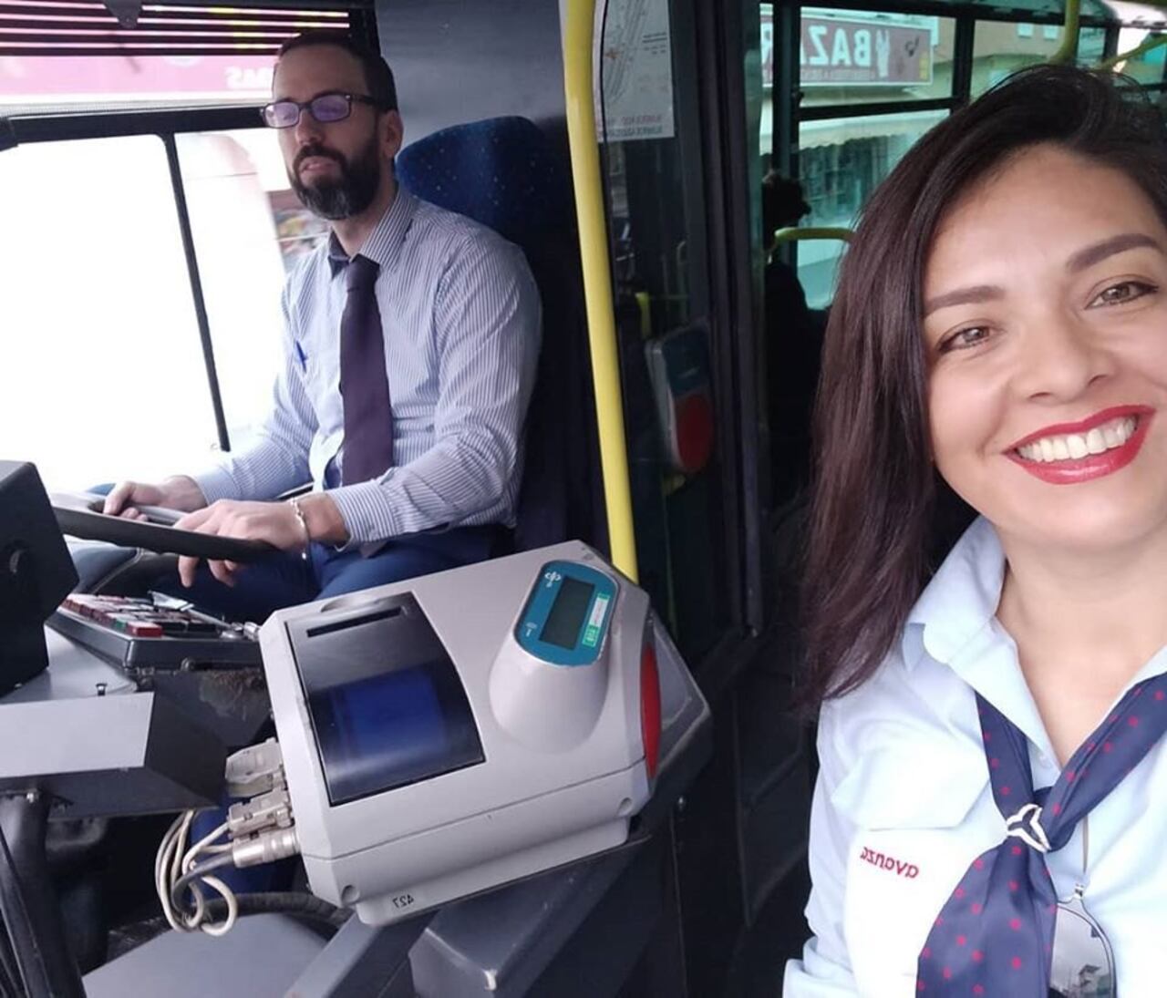El amor a la profesión lo aprendió de su marido ndaje, quien avei maneja micros en España. FACEBOOK