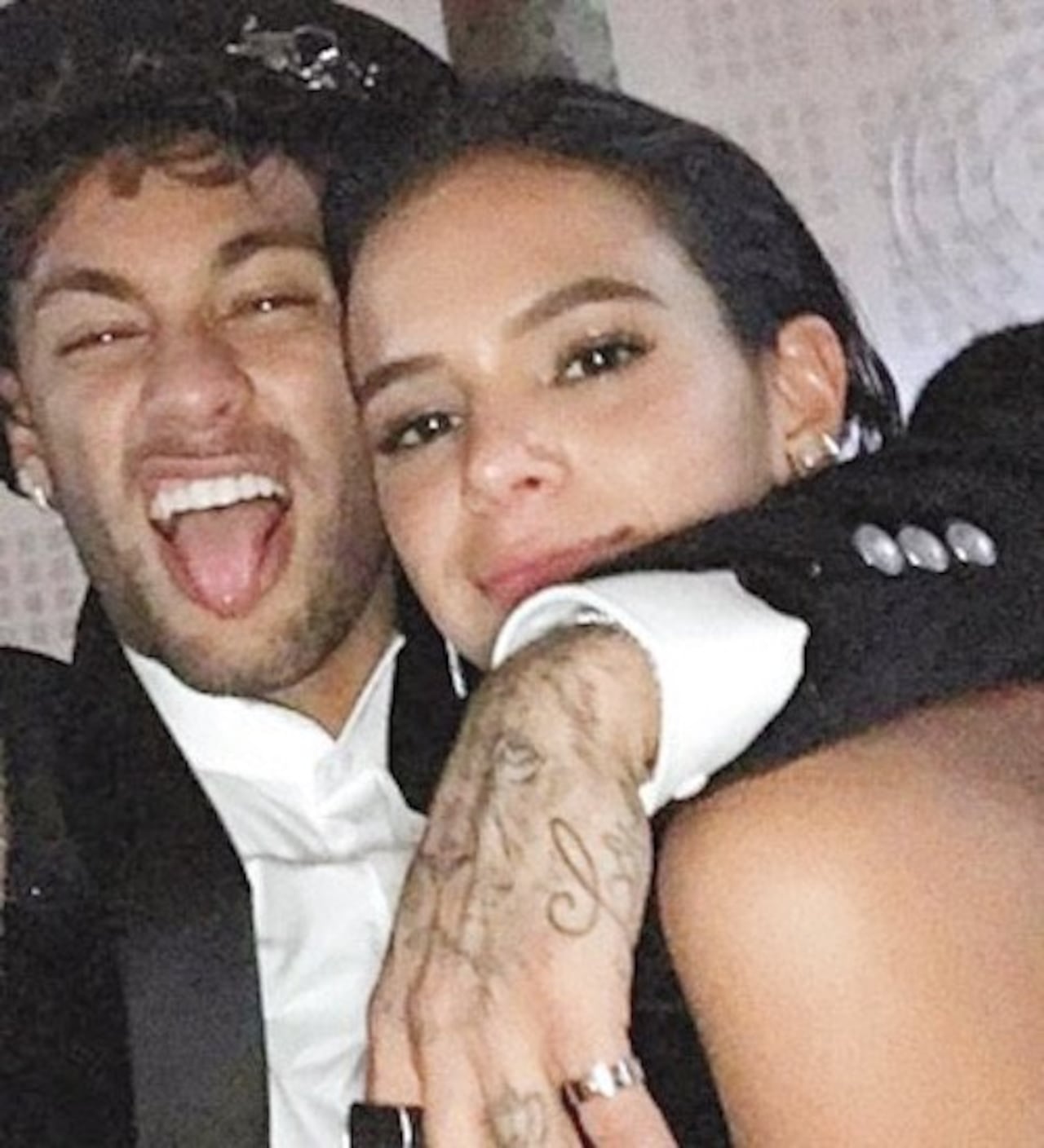 SOLO AMIGOS. Neymar posó aquí con Natalia,novia de su amigo Maluma. El jugador, en esemomento, todavía tenía su novia brasileña.