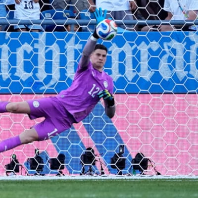 Orlando Gill es el arquero que más atajó en el Mundial