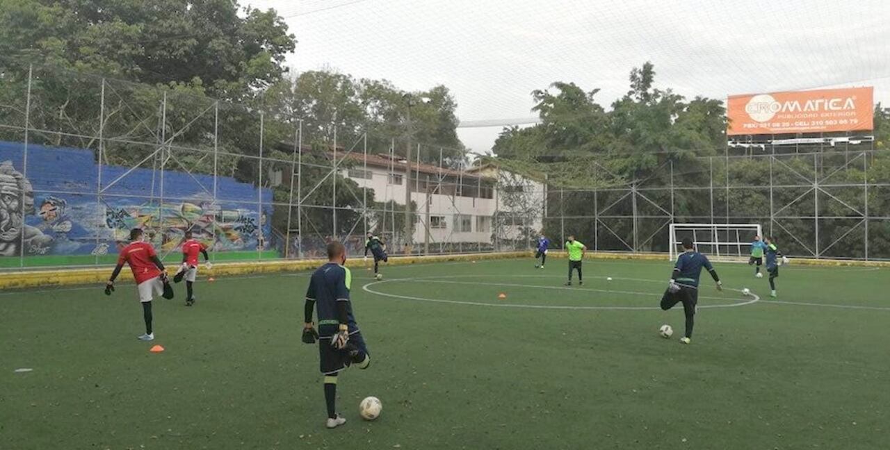 Trabajando con los alumnos de su academia.