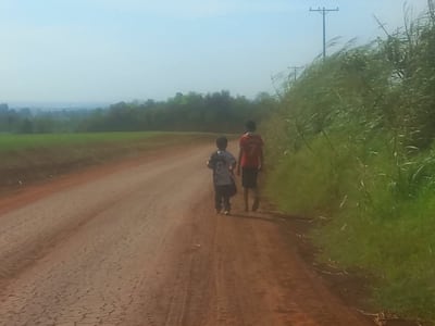 Niños que caminaban 15 km para ir a la escuela recibirán bicicletas de sorpresa