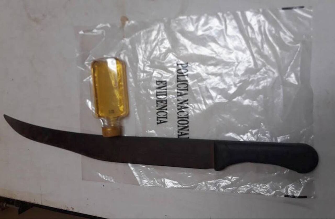 El machete y la caña que fueron encontrados en poder del apresado.