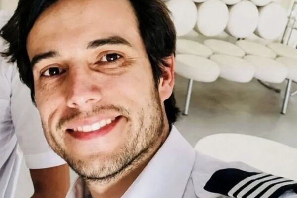 ¡Qué loco! Instructor se lanza de avión en pleno vuelo