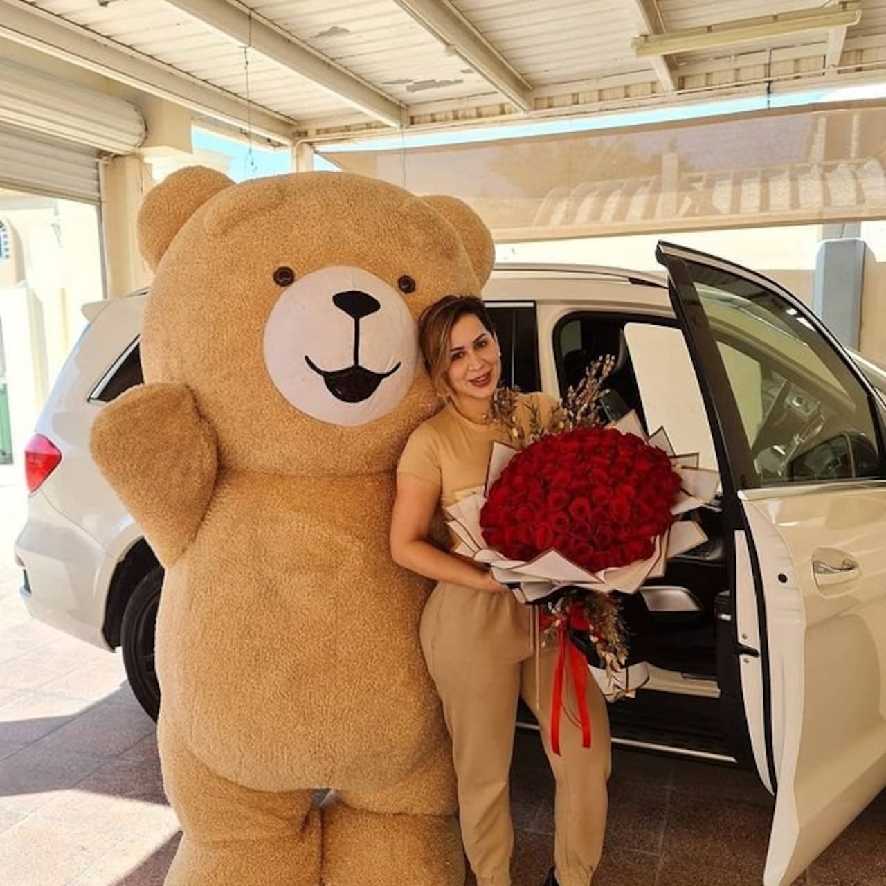 El pelotero Hernán Pérez contrató a un oso de peluche viviente para que le entregue el regalo a su doña