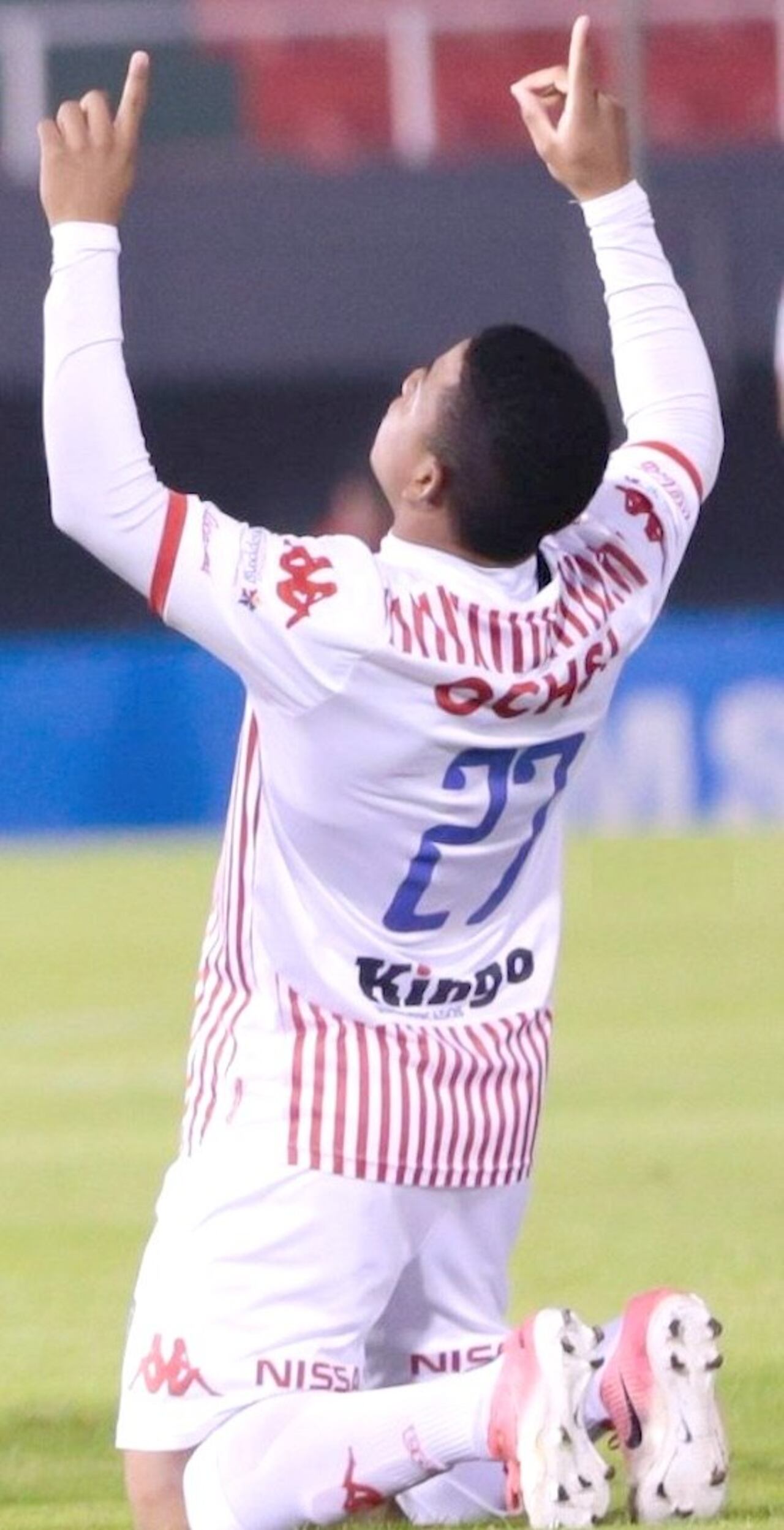 De rodillas y mirando al cielo, así festejó su gol contra Cerro Porteño.
