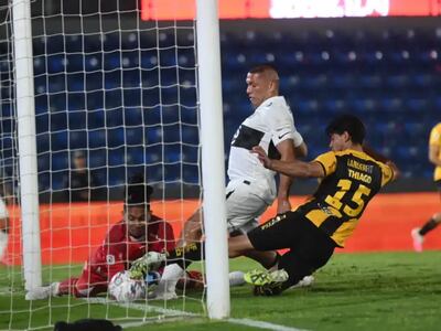 Arquero aborigen dice que tenía controlada la pelota en gol de Olimpia