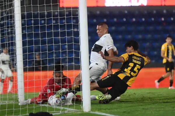 Arquero aborigen dice que tenía controlada la pelota en gol de Olimpia