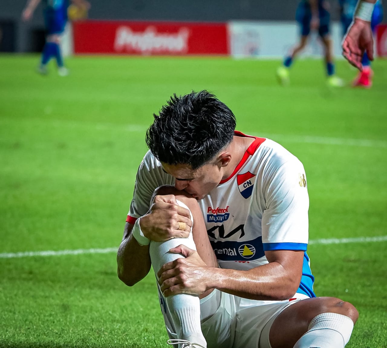 Momento en que Melgarejo le da un besito a su rodilla. (Gentileza)