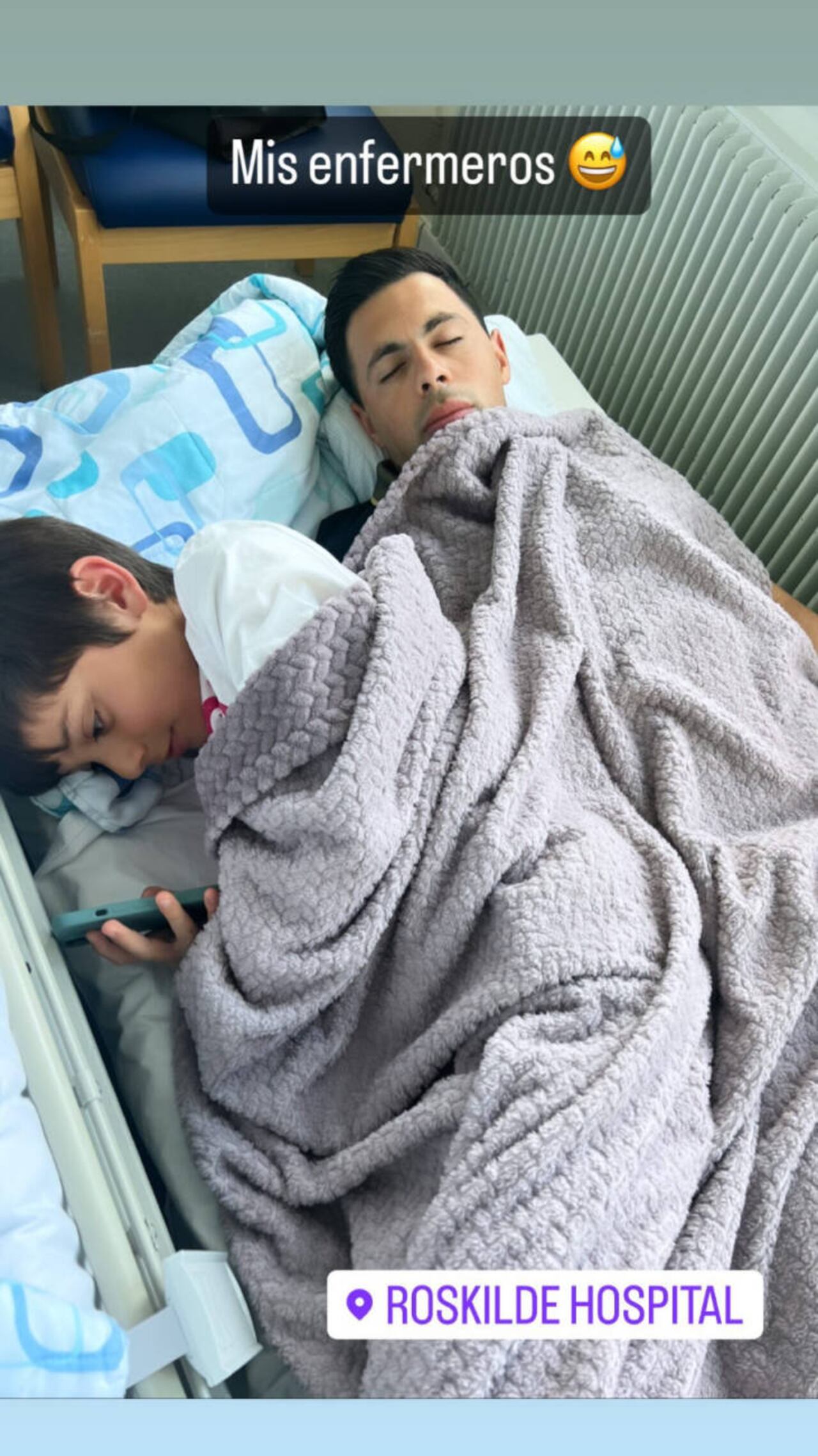 Los "enfermeros" de Dahiana, descansando en su misma habitación de internación.