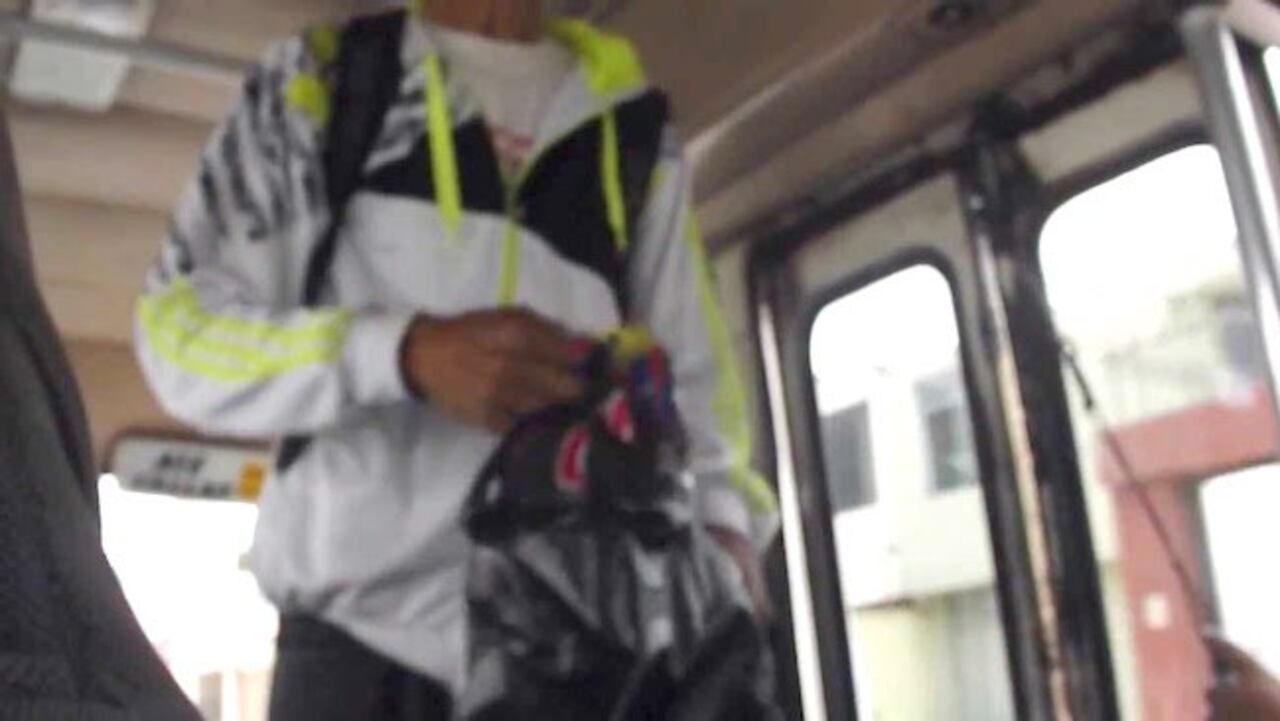 Los carameleros dijeron que al subir al colectivo algunos les mira mal anga.