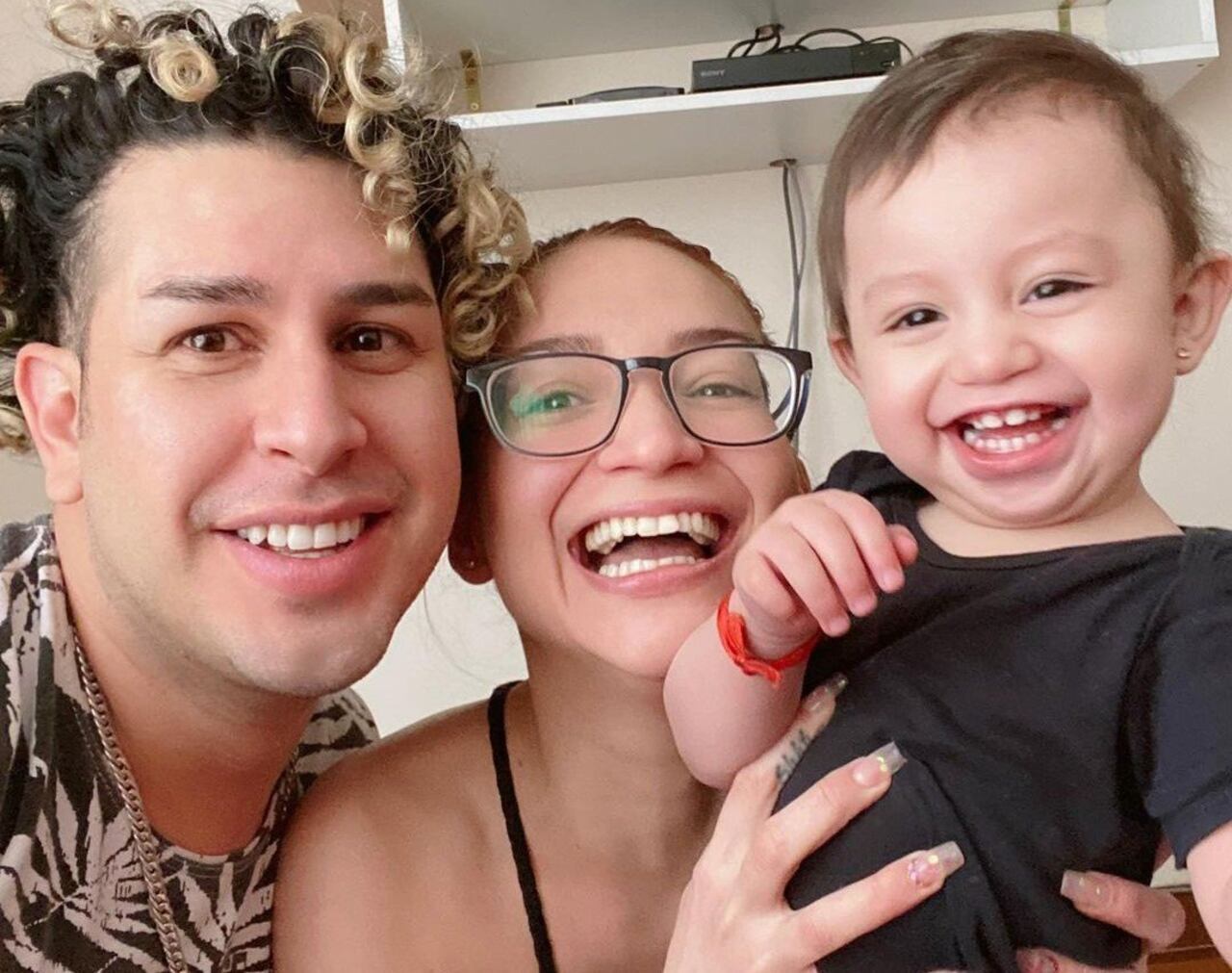 Marcia Franco, su marido peruano Daniel Núñez y su pequeña hija Aislinn.