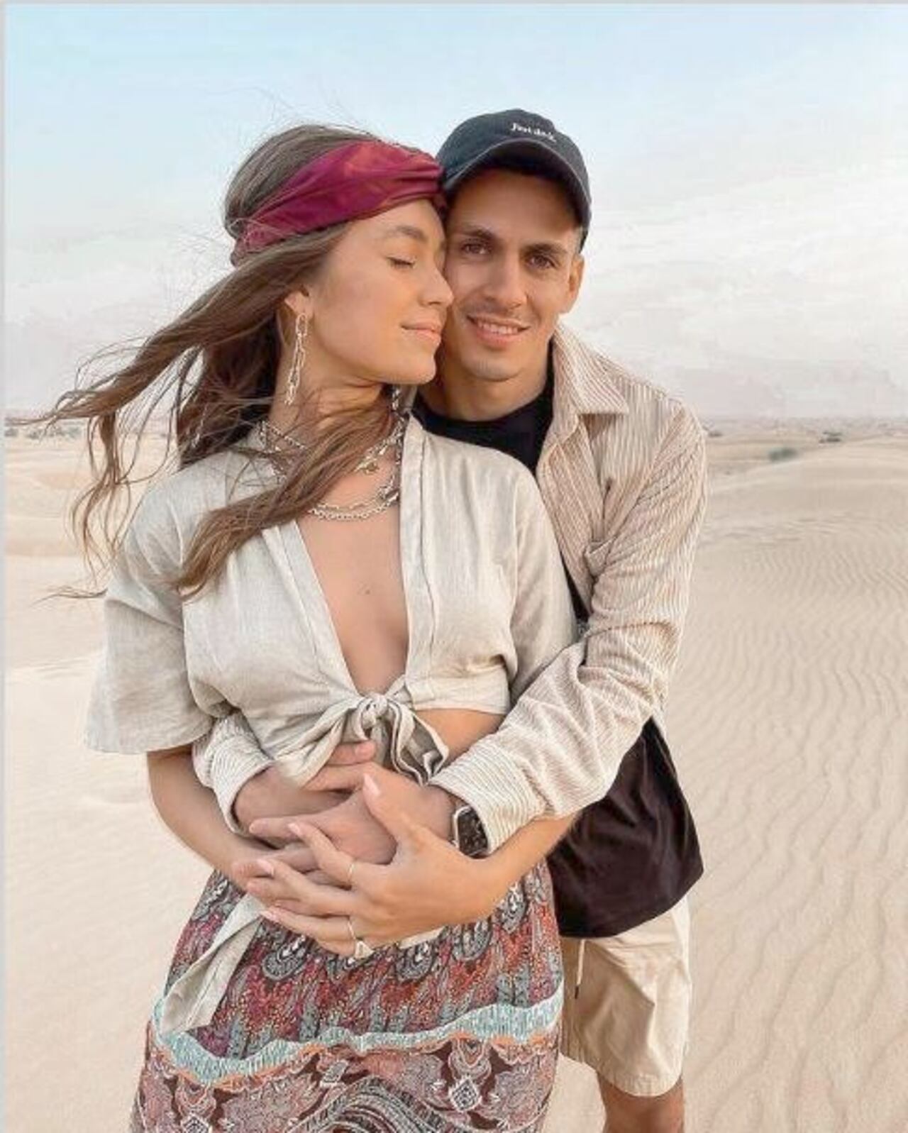 La pareja formada por el jugador Jesús Medina y la ex-Miss dijo que también sufren de irritaciones en los ojos por culpa de la arena de los desiertos.