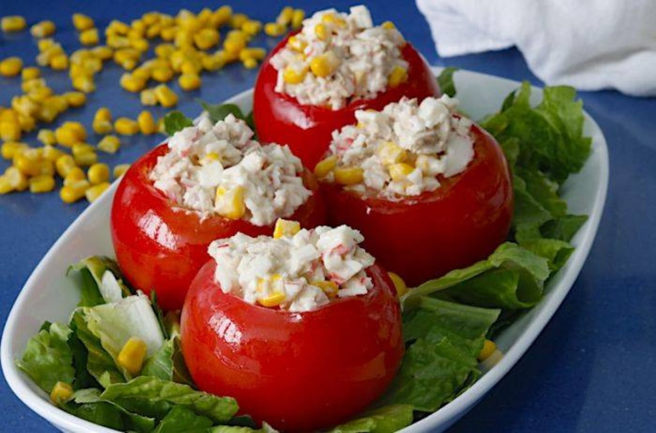 Los tomates rellenos son una deliciosa opción para cena. Foto: Ilustración.