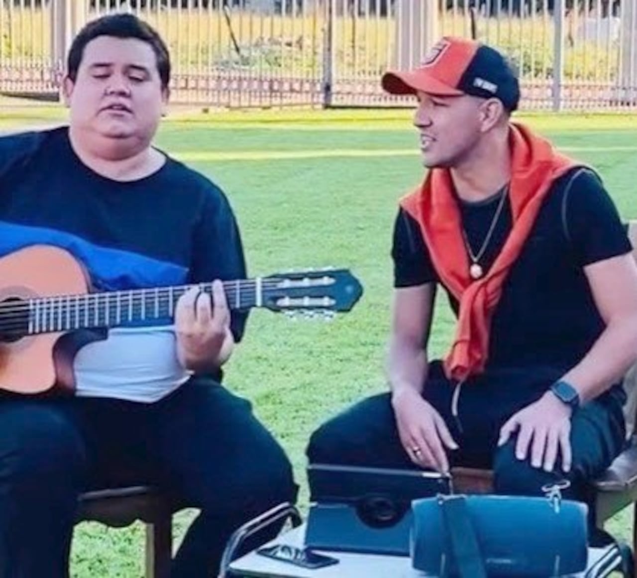 Aquí en su fase de cantante, hobby que le apasiona, igual que la pesca.